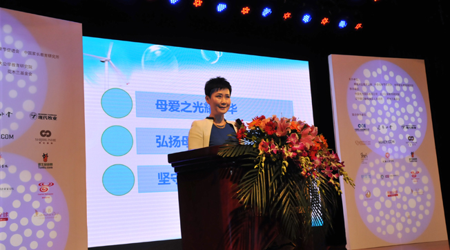 李小琳出席“中華母愛論壇”，接受新華網(wǎng)專訪