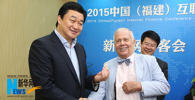 羅杰斯參加思客會，與新華網(wǎng)董事長、總裁田舒斌親切交談。