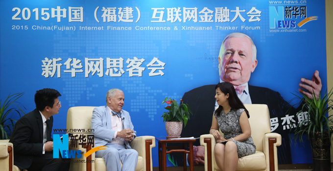 羅杰斯接受新華網(wǎng)思客專訪。