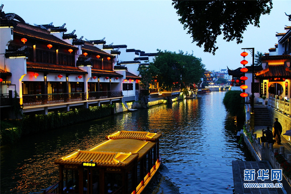 夜色秦淮河，璀璨醉人心