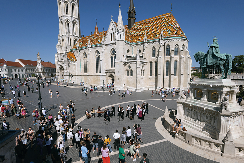 與余澤民相遇，與拉斯洛結(jié)緣