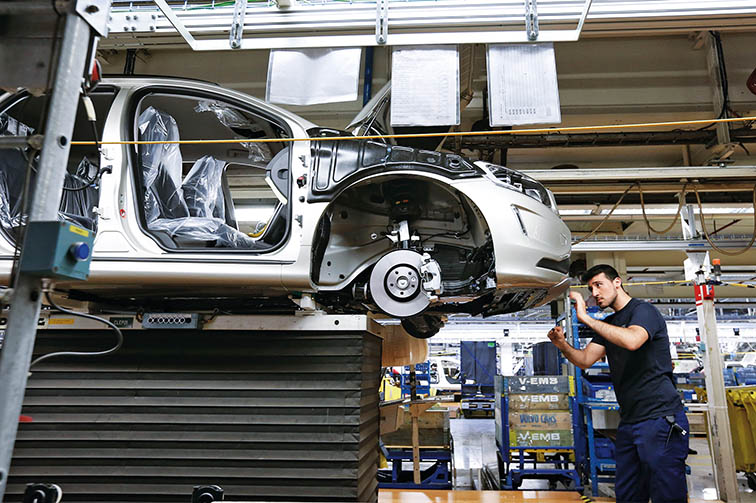 在比利时根特的沃尔沃汽车工厂，一名工人在装配车间作业 叶平凡摄/本刊