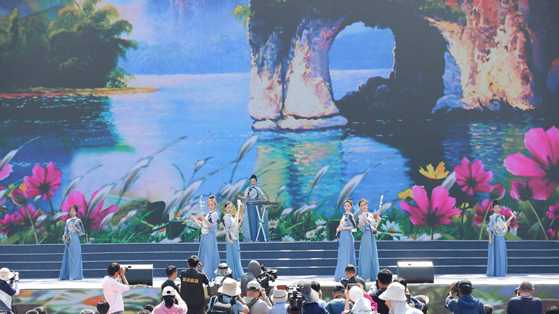 花語湖畔、香動凌源 女子水晶樂坊亮相第五屆中國凌源百合節(jié)