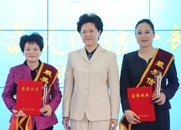 舒曉琴為獲獎(jiǎng)?wù)邊蔷辗?、高平珍頒獎(jiǎng)