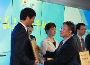 國家信訪局黨組成員、副局長李皋為獲獎?wù)哳C獎