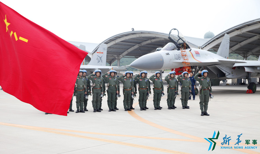 ↑軍旗招展，航空驕子對藍天宣誓。