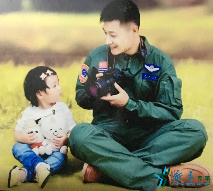 資料圖片：被選為艦載戰(zhàn)斗機飛行員的張超與女兒合影。