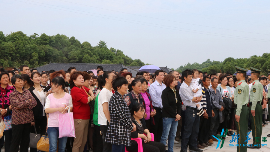 ↑張超烈士骨灰安葬儀式現(xiàn)場(chǎng)，岳陽(yáng)的父老鄉(xiāng)親紛紛來(lái)給張超送別。