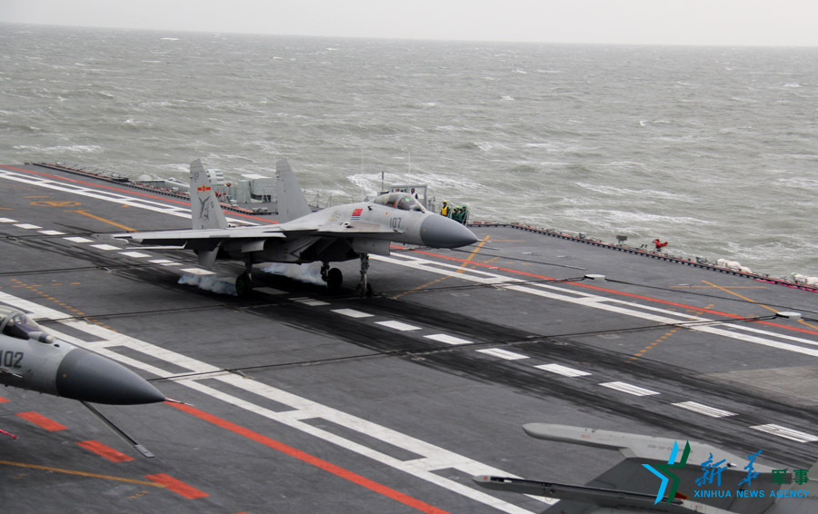 ↑資料圖片：艦載戰(zhàn)斗機下落著艦瞬間。