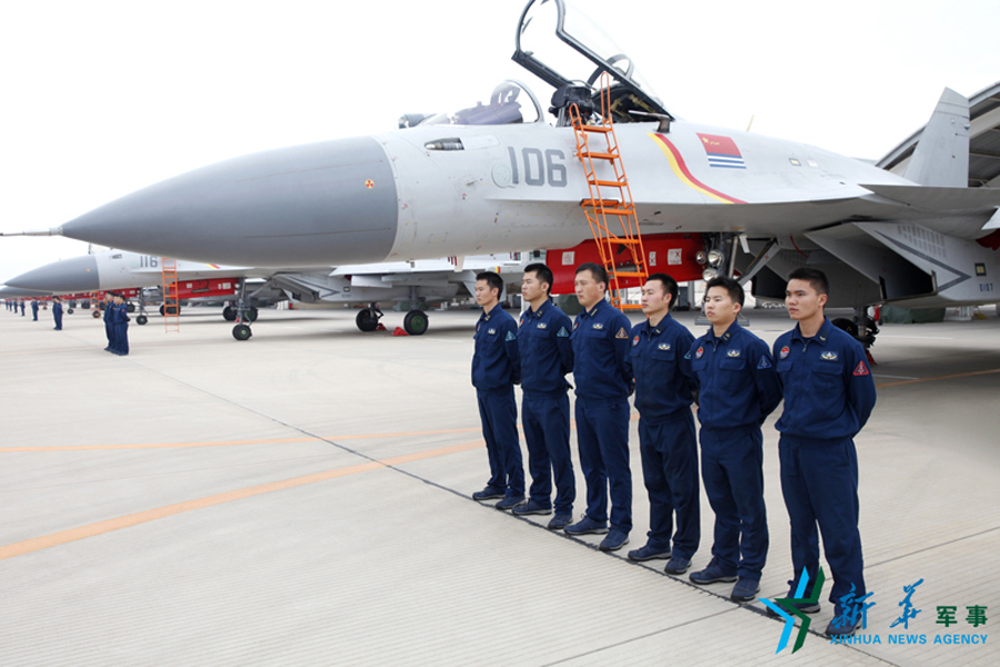 ↑機務官兵為戰(zhàn)鷹保駕護航。