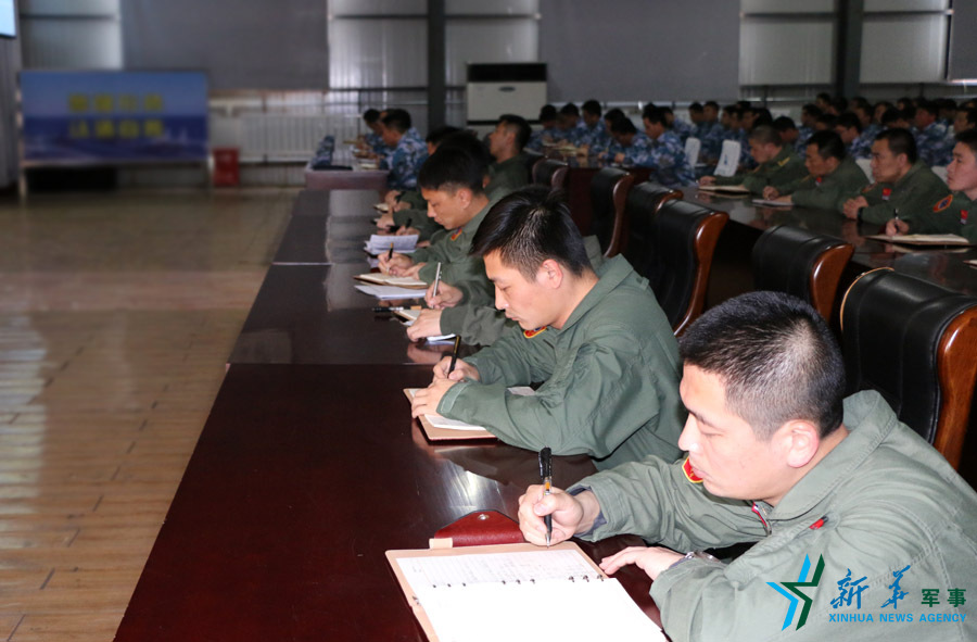 ↑資料圖片：張超參加戰(zhàn)斗機(jī)團(tuán)《改革強(qiáng)軍主題教育》授課現(xiàn)場(chǎng)。