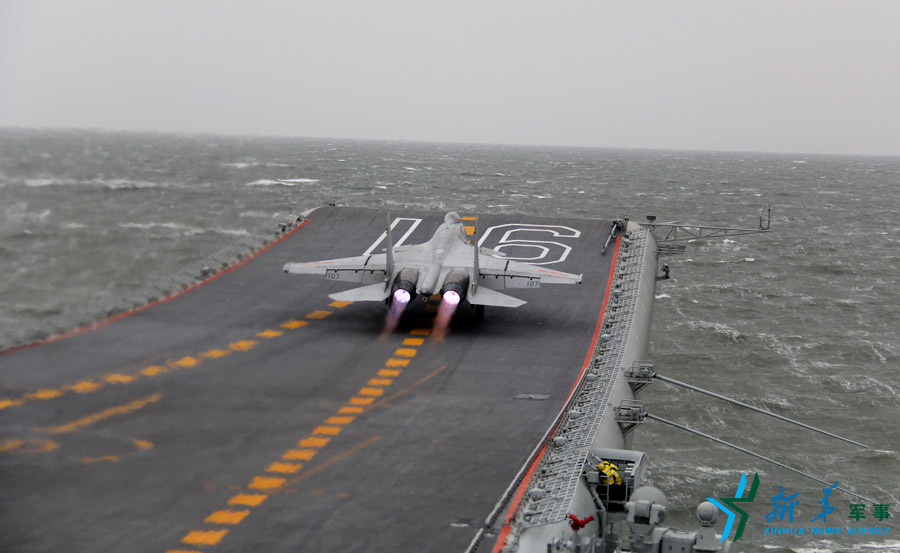 ↑資料圖片：艦載戰(zhàn)斗機起飛瞬間。