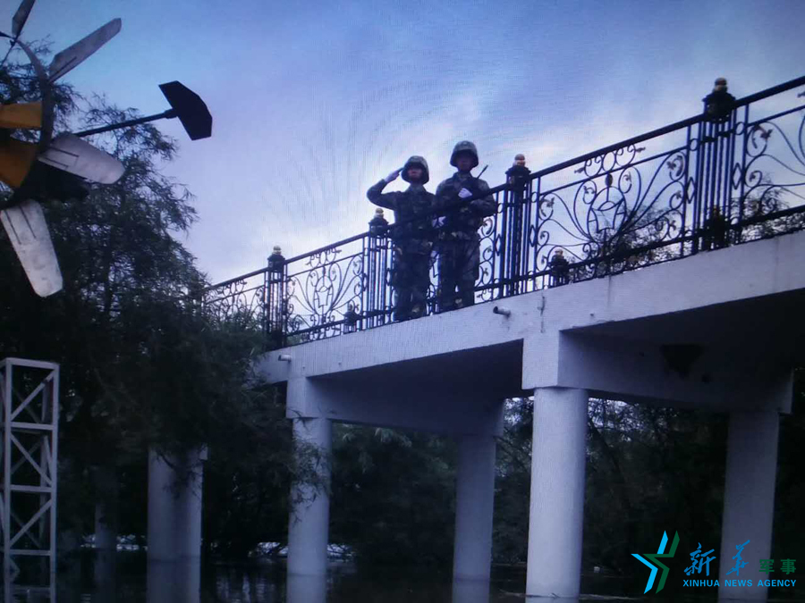 ↑中秋佳節(jié)，珍寶島的官兵在洪水中的堅守。