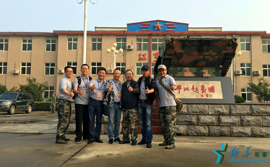 ↑“我們的長(zhǎng)征在路上”網(wǎng)絡(luò)名人在“平江起義團(tuán)”,為這支成為中國(guó)陸軍第一支信息化部隊(duì)點(diǎn)贊。 ↑“我們的長(zhǎng)征在路上”網(wǎng)絡(luò)名人在“平江起義團(tuán)”,為這支成為中國(guó)陸軍第一支信息化部隊(duì)點(diǎn)贊。