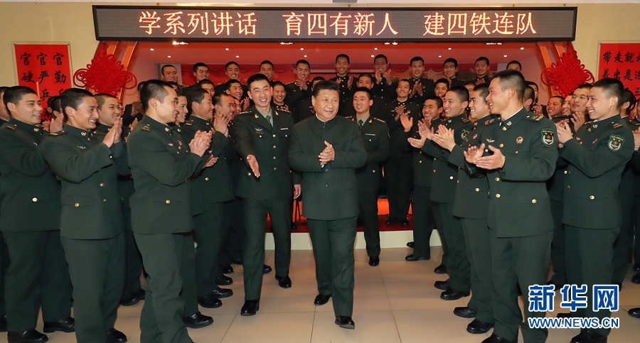 1月23日，習(xí)近平專程來到陸軍第65集團軍，深入基層連隊，看望慰問官兵，代表黨中央和中央軍委，向全軍指戰(zhàn)員、武警部隊官兵、民兵預(yù)備役人員致以誠摯問候和新春祝福。這是習(xí)近平在該集團軍&ldquo;大功三連&rdquo;同官兵在一起。新華社記者李剛攝