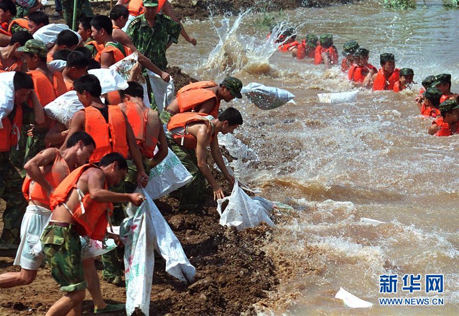 （圖文互動）（3）為了“中國號”巨輪揚(yáng)帆遠(yuǎn)航——中國共產(chǎn)黨領(lǐng)導(dǎo)下的人民軍隊(duì)忠于祖國、服務(wù)人民啟示錄
