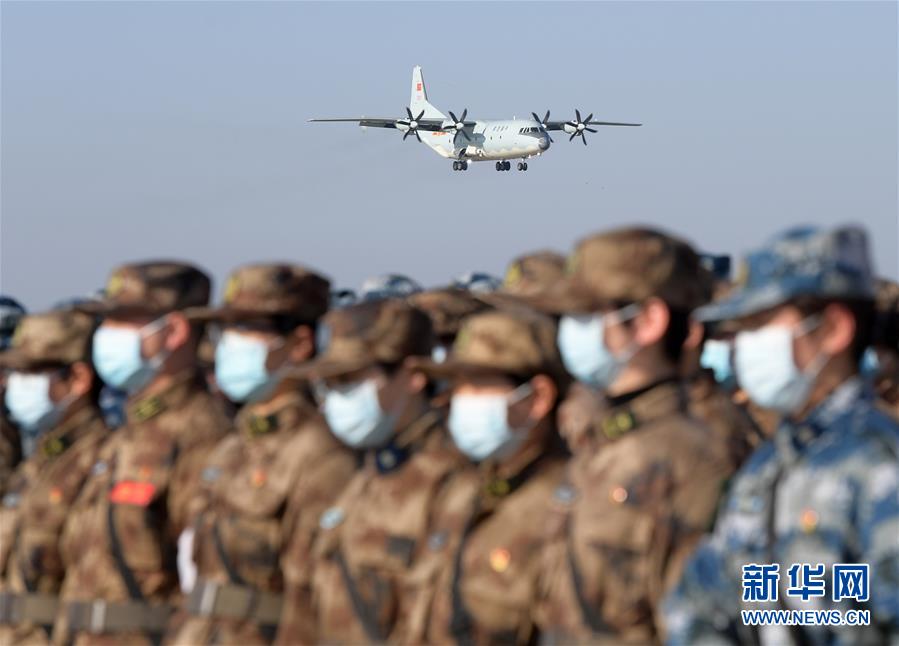 （聚焦疫情防控·圖文互動(dòng)）（1）空軍第四次向武漢大規(guī)?？者\(yùn)醫(yī)療隊(duì)員和物資