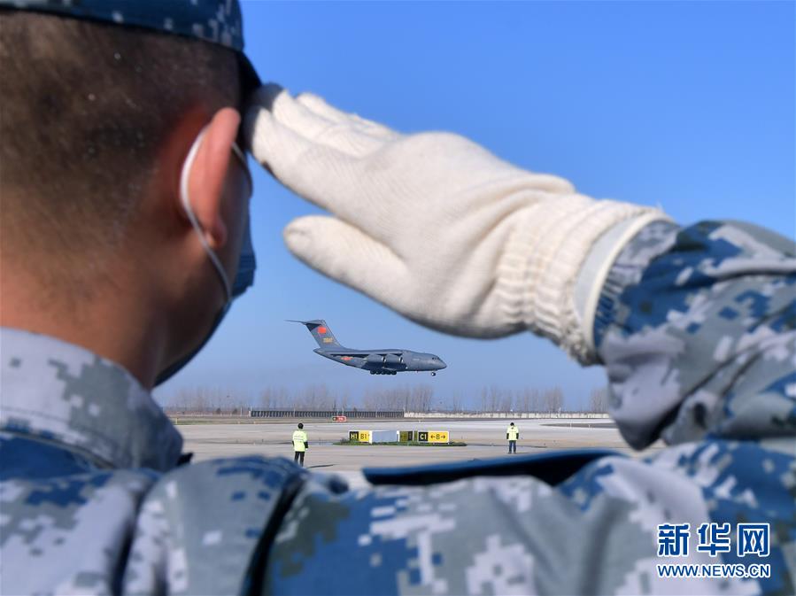 （聚焦疫情防控·圖文互動(dòng)）（3）空軍第四次向武漢大規(guī)?？者\(yùn)醫(yī)療隊(duì)員和物資