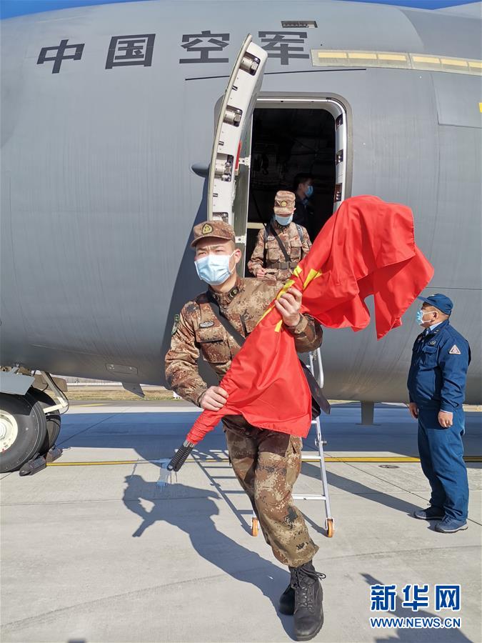 （聚焦疫情防控·圖文互動(dòng)）（5）空軍第四次向武漢大規(guī)?？者\(yùn)醫(yī)療隊(duì)員和物資