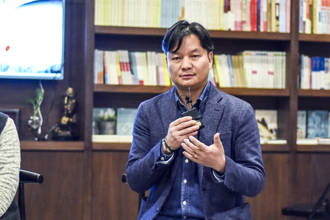 丁大為：烏銅走銀有三百年的歷史了，是云南地區(qū)獨有的技藝。這門技藝入門大概需要3年，學成需要20年。用語言去表達它其實是很難的。
