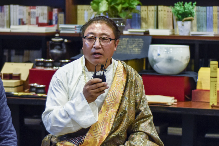 安久·白瑪群加：絕對(duì)不能為了錢做手藝的傳承人，傳承手藝是因?yàn)槲覀冇袀鞒忻褡逄厣幕呢?zé)任，要時(shí)刻謹(jǐn)記這一份責(zé)任。