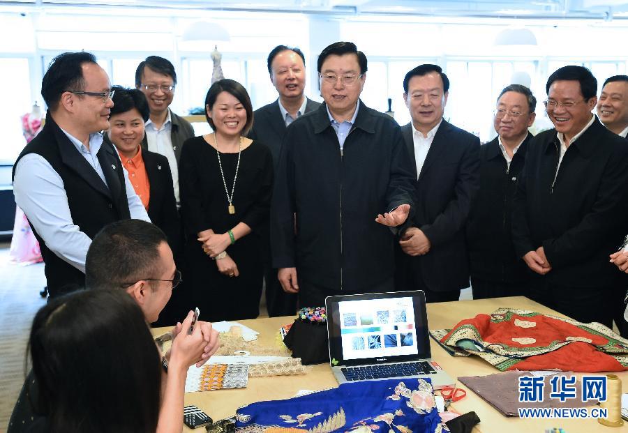 5月8日至11日，中共中央政治局常委、全國人大常委會委員長張德江在浙江調(diào)研。這是5月9日，張德江來到位于嘉興市的雅瑩服裝有限公司，了解公司的服裝設(shè)計、生產(chǎn)和銷售情況。新華社記者 馬占成 攝 