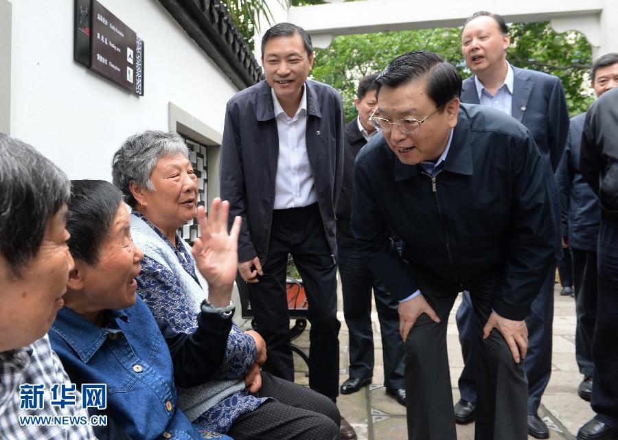 這是5月10日，張德江來到杭州市小營街道調(diào)研，并與市民親切交談。新華社記者 馬占成 攝 