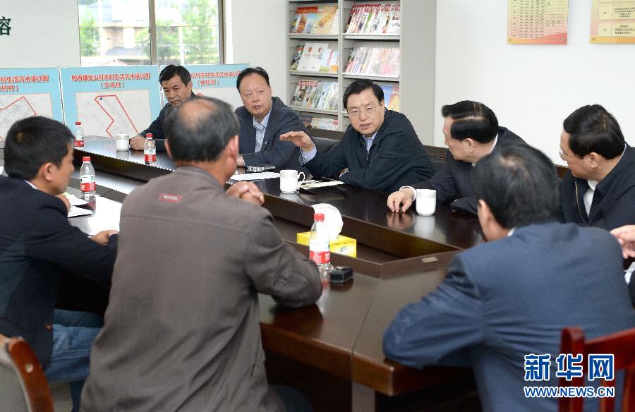 這是5月9日，張德江到湖州市妙西鎮(zhèn)調(diào)研，與基層人大代表座談。新華社記者 馬占成 攝 