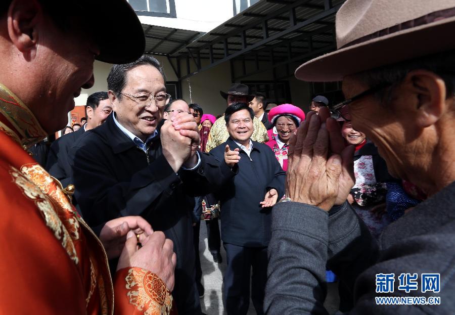這是5月16日，俞正聲在香格里拉縣建塘鎮(zhèn)金龍社區(qū)與居民們親切交談。 新華社記者 劉衛(wèi)兵 攝