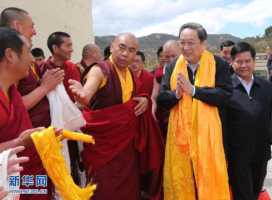 這是5月16日，俞正聲在松贊林寺看望宗教界人士。 新華社記者 劉衛(wèi)兵 攝