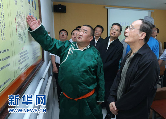 這是7月3日，王岐山在巴彥德力格爾嘎查“兩委”活動(dòng)室了解基層黨建情況。新華社記者 龐興雷 攝