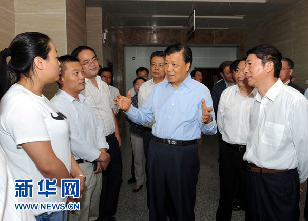 這是7月18日，劉云山在青海省政府行政服務(wù)和公共資源交易中心調(diào)研。新華社記者 饒愛民 攝