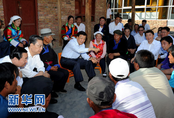 這是7月17日，劉云山在海東市互助土族自治縣東山鄉(xiāng)白牙合村同基層干部群眾座談。新華社記者 饒愛民 攝 