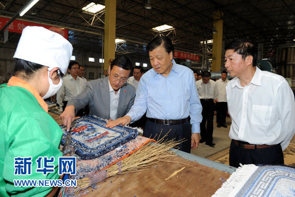這是7月18日，劉云山在青海藏羊地毯集團(tuán)有限公司調(diào)研。新華社記者 饒愛民 攝