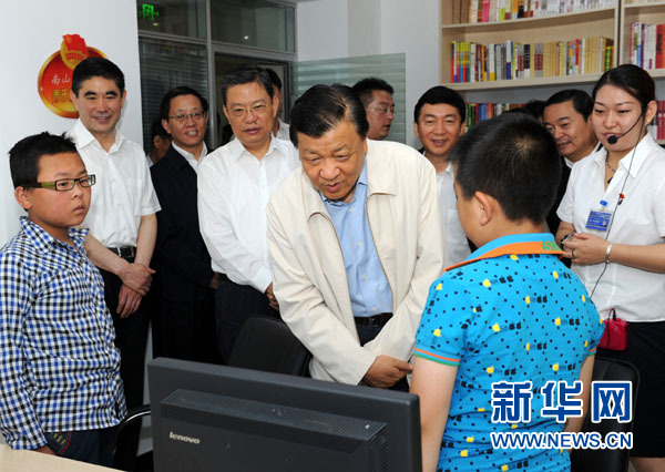 7月17日至19日，中共中央政治局常委、中央書記處書記劉云山在青海調(diào)研。這是7月18日，劉云山在西寧市南山西社區(qū)調(diào)研。 新華社記者饒愛民 攝