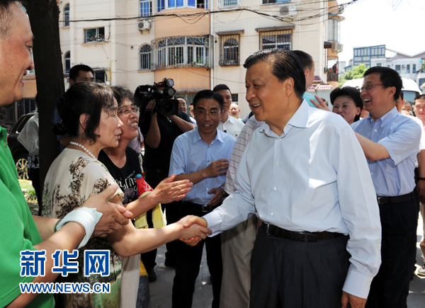 這是7月22日，劉云山在上海市普陀區(qū)桃浦鎮(zhèn)蓮花公寓居委會(huì)調(diào)研時(shí)同社區(qū)居民親切握手。新華社記者 饒愛(ài)民 攝