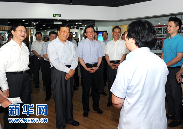 這是7月22日，劉云山在上海市靜安區(qū)就樓宇黨建工作進(jìn)行調(diào)研。新華社記者 饒愛(ài)民 攝 