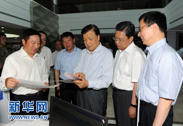  7月22日至23日，中共中央政治局常委、中央書記處書記劉云山在上海調(diào)研。這是7月22日，劉云山在中國(guó)（上海）自貿(mào)試驗(yàn)區(qū)外高橋綜合服務(wù)大廳調(diào)研。新華社記者 饒愛(ài)民 攝 
