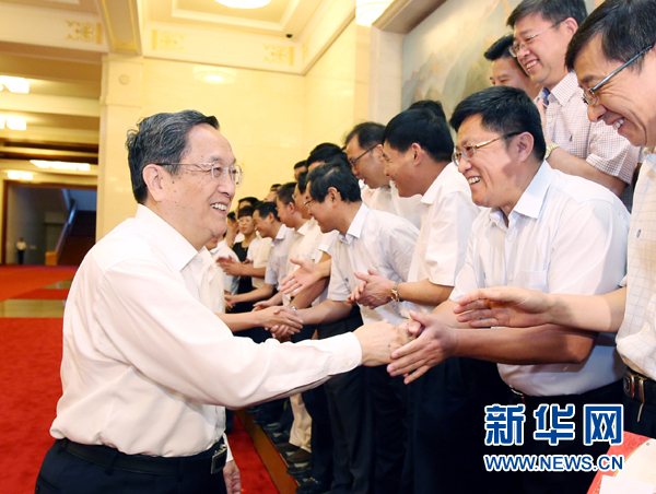 會前，俞正聲、張高麗接見援藏干部代表，向參加對口支援西藏工作的各地區(qū)各部門各單位和廣大援藏干部表示誠摯問候。新華社記者 姚大偉 攝