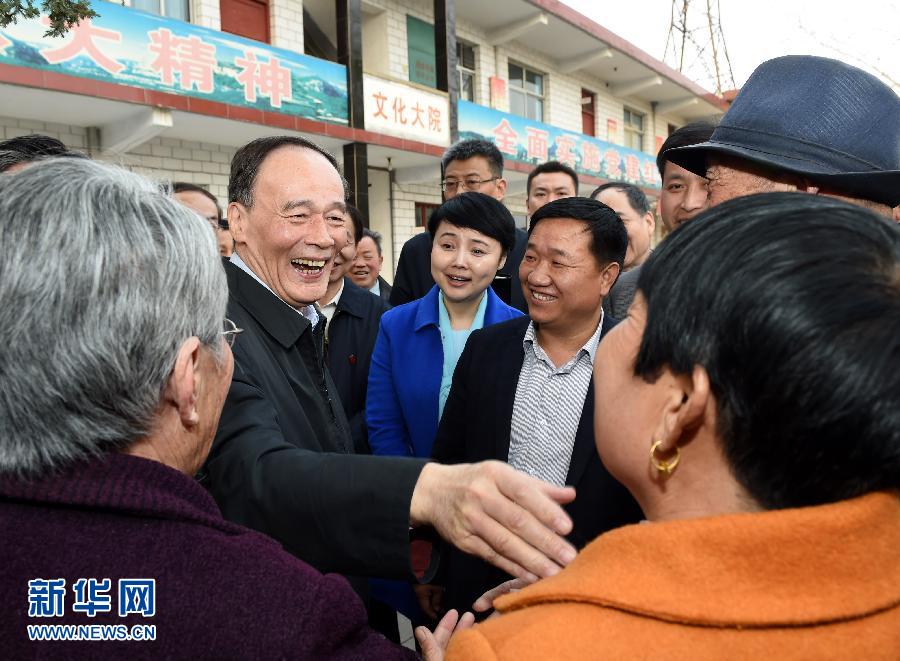 3月27日至28日，中共中央政治局常委、中央紀(jì)委書記王岐山到河南省調(diào)研，并主持召開座談會(huì)。這是3月27日王岐山在河南林州姚村鎮(zhèn)馮家口村同村民親切交談。 新華社記者 饒愛民 攝