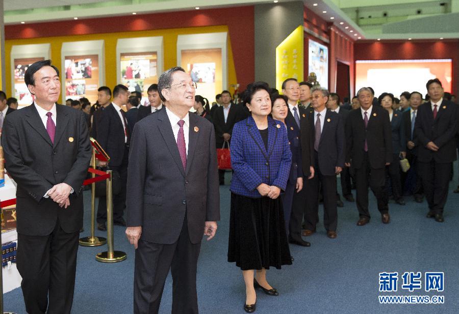 9月7日，中共中央政治局常委、全國(guó)政協(xié)主席、中央代表團(tuán)團(tuán)長(zhǎng)俞正聲率代表團(tuán)全體成員來(lái)到拉薩西藏會(huì)展中心，出席《圓夢(mèng)中國(guó)西藏華章——西藏自治區(qū)成立50年成就展》開幕式并參觀展覽。 新華社記者 黃敬文 攝 