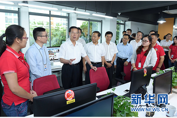 9月16日至18日，中共中央政治局常委、國務院副總理張高麗在廣西調(diào)研。這是9月17日，張高麗在南寧美麗傳說公司調(diào)研承接產(chǎn)業(yè)轉(zhuǎn)移和開展跨境電子商務情況。 新華社記者張鐸攝 