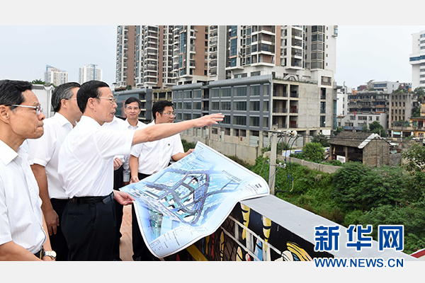 9月16日至18日，中共中央政治局常委、國務院副總理張高麗在廣西調(diào)研。這是9月16日，張高麗實地考察南寧水街棚戶區(qū)改造項目現(xiàn)場。 新華社記者張鐸攝 