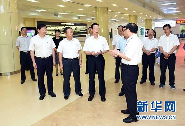 9月16日至18日，中共中央政治局常委、國務院副總理張高麗在廣西調(diào)研。這是9月17日，張高麗在南寧市公共資源交易中心對外服務大廳了解自治區(qū)簡政放權(quán)有關(guān)工作。 新華社記者張鐸攝