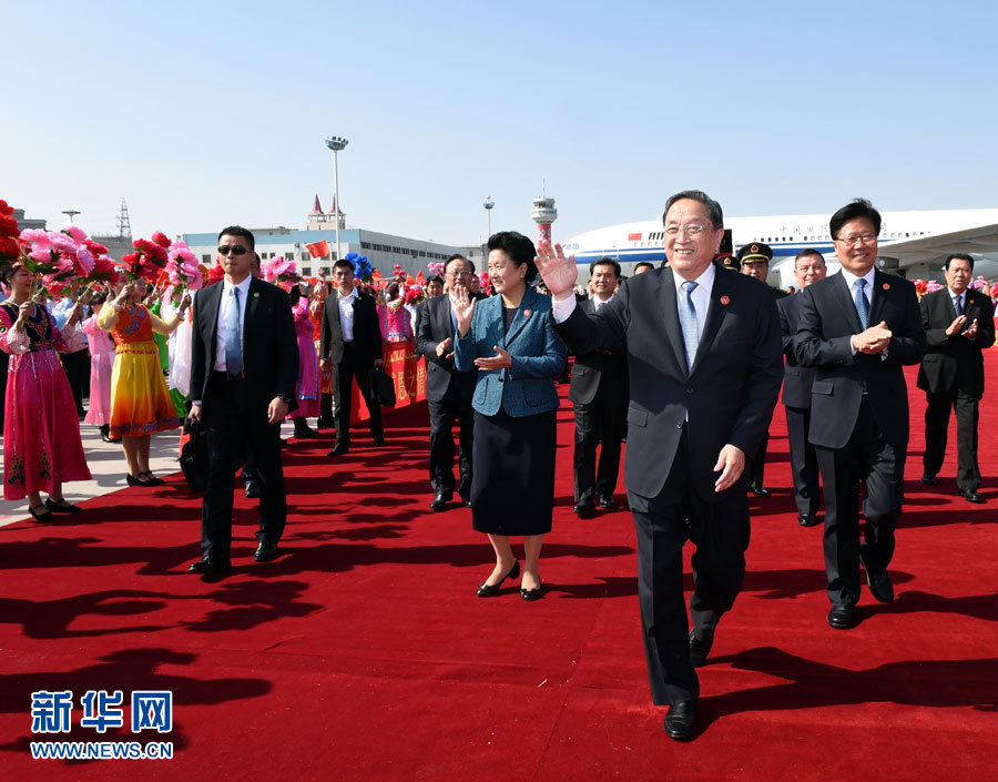  9月25日，以中共中央政治局常委、全國(guó)政協(xié)主席俞正聲為團(tuán)長(zhǎng)的中央代表團(tuán)飛抵烏魯木齊，出席新疆維吾爾自治區(qū)成立60周年慶祝活動(dòng)。新華社記者 饒愛(ài)民 攝