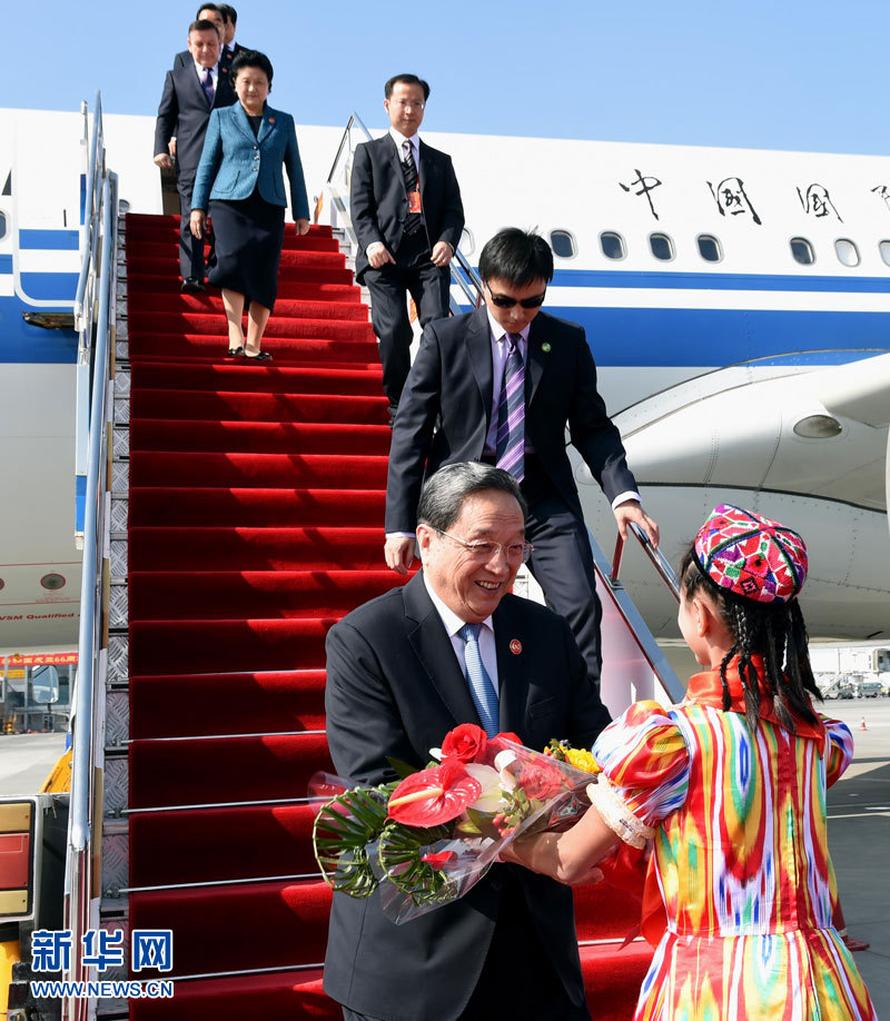 9月25日，以中共中央政治局常委、全國(guó)政協(xié)主席俞正聲為團(tuán)長(zhǎng)的中央代表團(tuán)飛抵烏魯木齊，出席新疆維吾爾自治區(qū)成立60周年慶?；顒?dòng)。新華社記者 饒愛(ài)民 攝