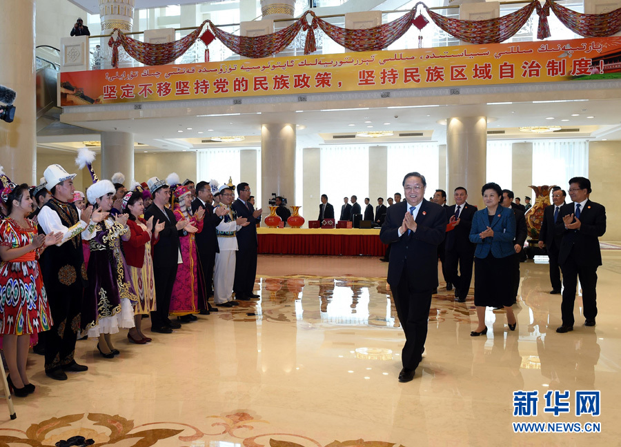 9月25日，中共中央政治局常委、全國政協(xié)主席、中央代表團團長俞正聲率中央代表團出席向新疆維吾爾自治區(qū)贈送紀念品儀式。 新華社記者饒愛民 攝 