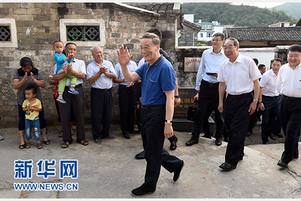 9月24日至26日，中共中央政治局常委、中央紀委書記王岐山在福建調(diào)研。這是9月24日，王岐山在連城縣紅四軍革命舊址參觀時，向附近的村民揮手致意。新華社記者張鐸攝