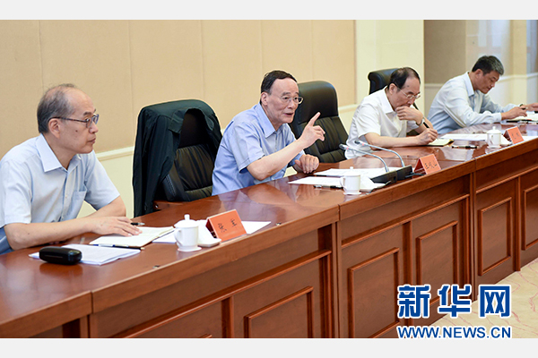 9月24日至26日，中共中央政治局常委、中央紀委書記王岐山在福建調(diào)研。這是9月25日，王岐山在上杭縣古田鎮(zhèn)主持召開座談會，聽取黨員和群眾代表對修訂廉政準則和黨紀處分條例的意見建議。新華社記者張鐸攝