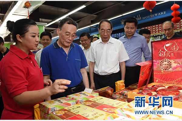 9月24日至26日，中共中央政治局常委、中央紀委書記王岐山在福建調(diào)研。這是9月24日，王岐山來到上杭縣古田鎮(zhèn)米蘭春天超市，調(diào)研“兩節(jié)”期間八項規(guī)定精神落實情況。新華社記者張鐸攝